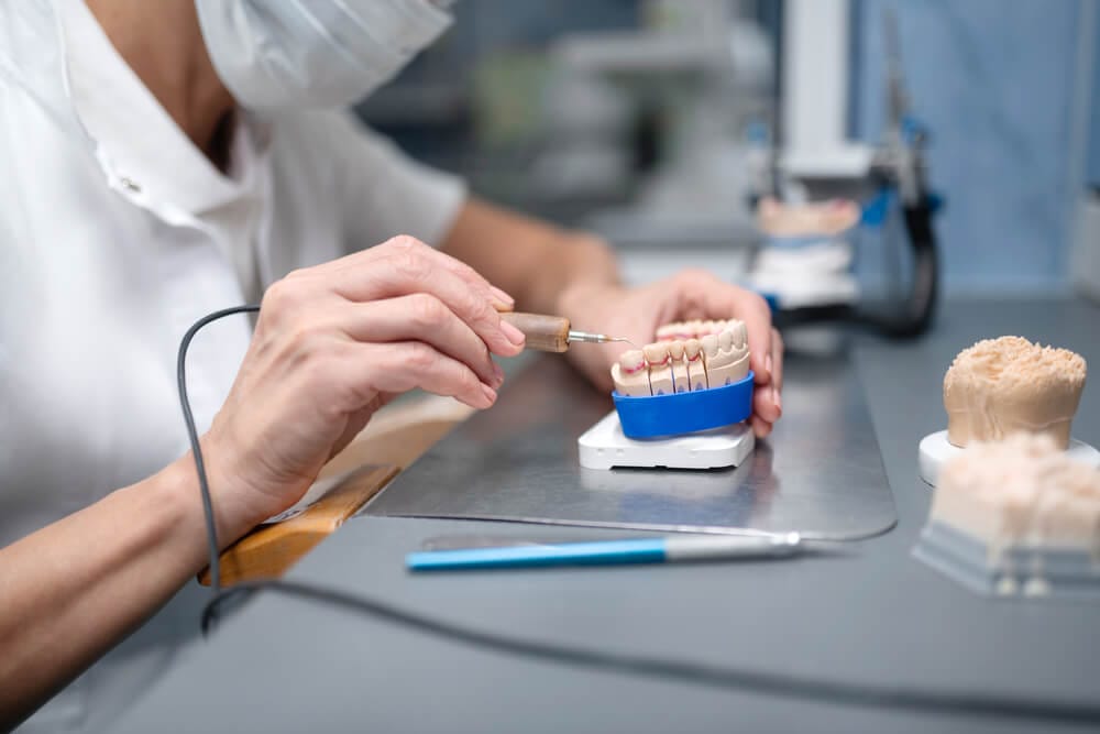 proteses-dentarias Dentista a criar proteses dentárias